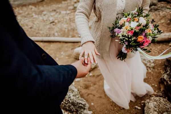 Hombre Una Mujer Acercan Uno Otro Dos Personas Cogidas Mano — Foto de Stock