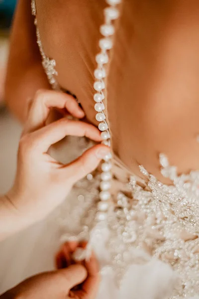 Подружка Невесты Готовит Невесту Свадьбе Помогает Застегнуть Завязать Платье Подружка — стоковое фото