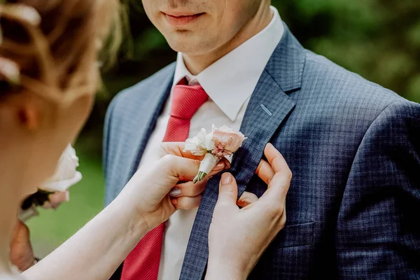 新郎衣服上的纽扣孔很时髦 婚礼当天新娘会帮新郎把纽扣孔绑在衣服上 — 图库照片