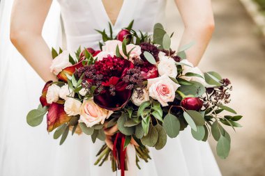 Gelinin düğün buketi kadınların elinde. Düğün çiçekleri. Taze çiçek buketi, düğün konsepti