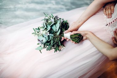 Gelinin düğün buketi kadınların elinde. Düğün çiçekleri. Taze çiçek buketi, düğün konsepti