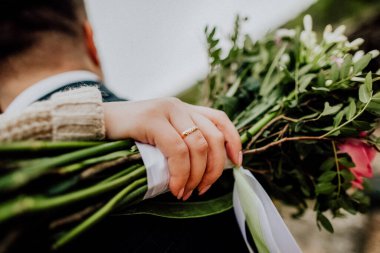Gelinin düğün buketi kadınların elinde. Düğün çiçekleri. Taze çiçek buketi, düğün konsepti