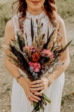 Gelinin düğün buketi kadınların elinde. Düğün çiçekleri. Taze çiçek buketi, düğün konsepti