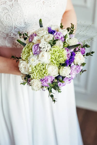 Buquê Casamento Noiva Mãos Mulher Flores Casamento Buquê Nupcial Flores — Fotografia de Stock