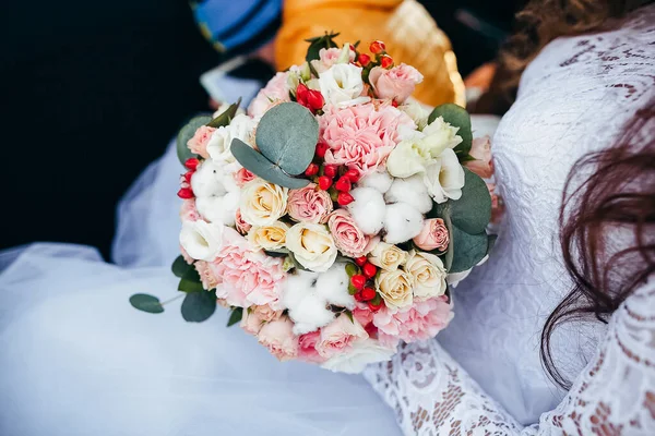 Buquê Casamento Noiva Mãos Mulher Flores Casamento Buquê Nupcial Flores — Fotografia de Stock