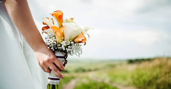 Buquê Casamento Noiva Mãos Mulher Flores Casamento Buquê Nupcial Flores — Fotografia de Stock