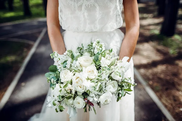 Buquê Casamento Noiva Mãos Mulher Flores Casamento Buquê Nupcial Flores — Fotografia de Stock