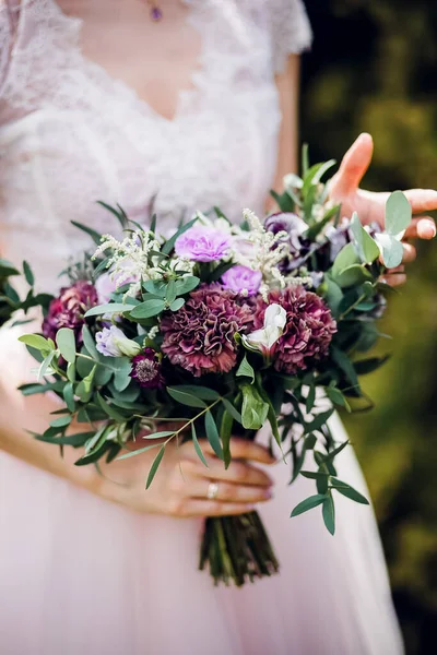 女性の手に花嫁の結婚式の花束 結婚式の花 新鮮な花のブライダル花束 結婚式のコンセプト — ストック写真