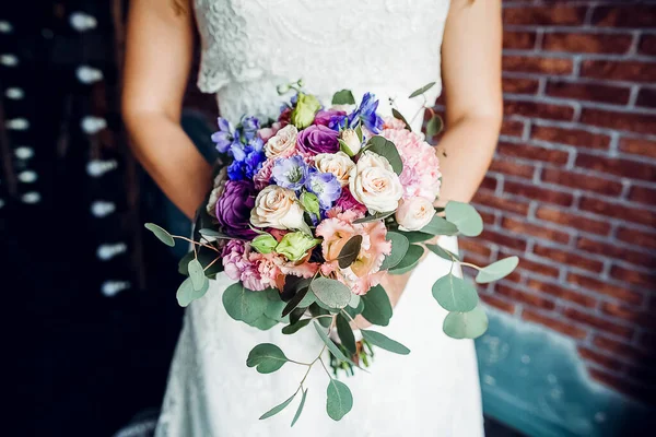 Buquê Casamento Noiva Mãos Mulher Flores Casamento Buquê Nupcial Flores — Fotografia de Stock