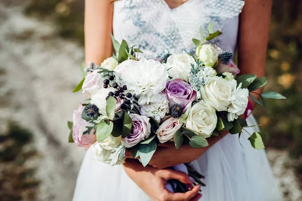 Bouquet Mariage Mariée Entre Les Mains Des Femmes Fleurs Mariage — Photo