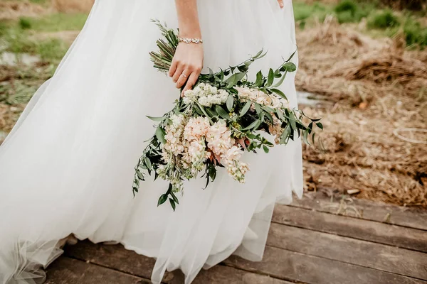 女性の手に花嫁の結婚式の花束 結婚式の花 新鮮な花のブライダル花束 結婚式のコンセプト — ストック写真