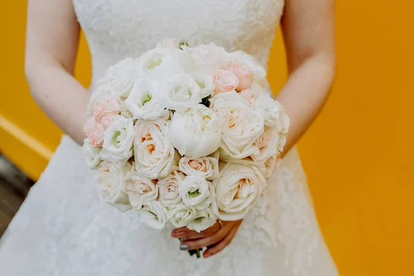 Gelinin Düğün Buketi Kadınların Elinde Düğün Çiçekleri Taze Çiçek Buketi — Stok fotoğraf