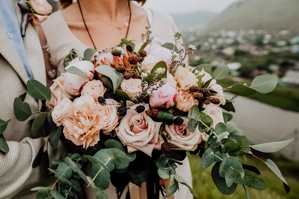 女性の手に花嫁の結婚式の花束 結婚式の花 新鮮な花のブライダル花束 結婚式のコンセプト — ストック写真
