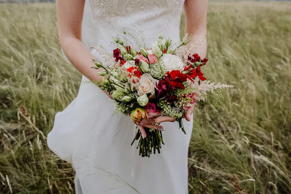 Bouquet Mariage Mariée Entre Les Mains Des Femmes Fleurs Mariage — Photo