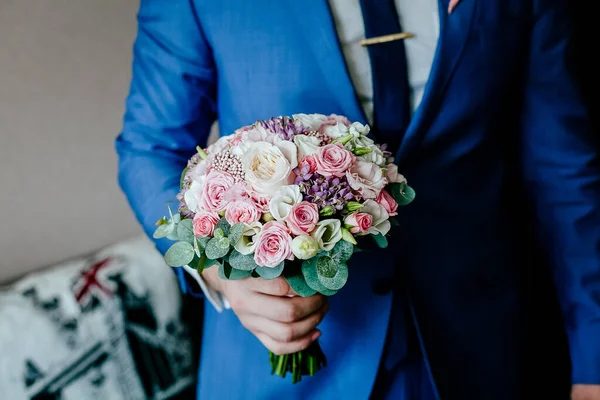 Novio Sostiene Ramo Novia Ramo Boda Fondo Chaqueta Día Boda — Foto de Stock