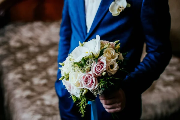 Noivo Detém Buquê Noiva Buquê Casamento Fundo Jaqueta Dia Casamento — Fotografia de Stock