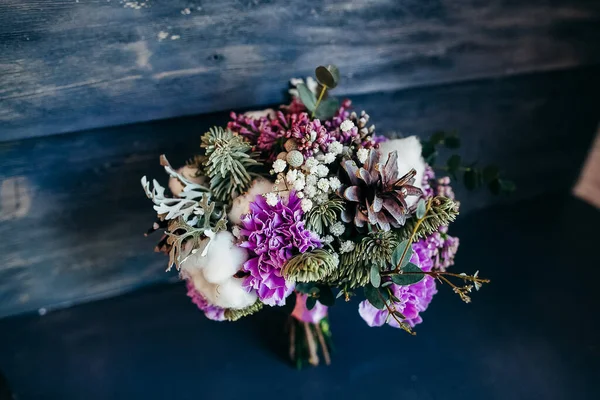 花嫁の花束 結婚式の花束 新鮮な花の花束 テーブルの上に立つ ボールの形のフラワーアレンジメント 結婚式のフラワーアレンジメント — ストック写真