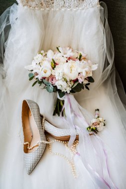 Gelin buketi, düğün buketi, bir buket taze çiçek, masanın üstünde duruyor, çiçek aranjmanı balo şeklinde, düğün çiçekleri.