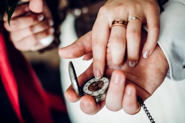 Alyanslar, alyanslar ve buketler tek bir kompozisyonda, yüzük kutusu, düğün günü, yakın plan