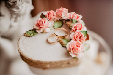 Alyanslar, alyanslar ve buketler tek bir kompozisyonda, yüzük kutusu, düğün günü, yakın plan