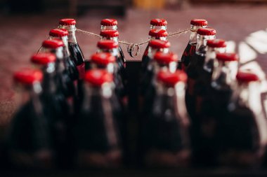 Alyanslar, alyanslar ve buketler tek bir kompozisyonda, yüzük kutusu, düğün günü, yakın plan