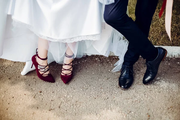 Andando na floresta, sapatos em pés de perto, pernas para o joelho — Fotografia de Stock