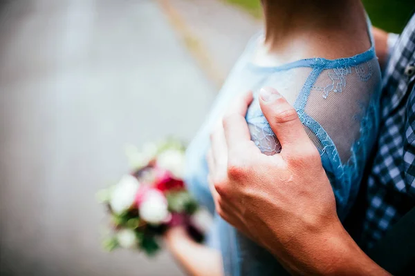 Primer plano de una mujer y un hombre extendiendo sus manos, dos personas cogidas de la mano. El símbolo es un signo de sentimientos sinceros, un ser querido. el concepto de verdadera amistad, al aire libre — Foto de Stock