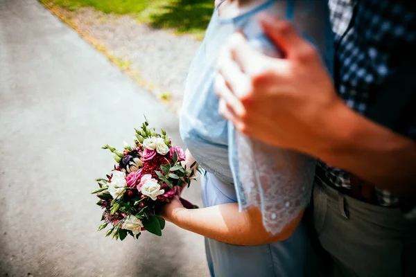 Close-up de uma mulher e um homem de mãos estendidas, duas pessoas de mãos dadas. O símbolo é um sinal de sentimentos sinceros, um ente querido. o conceito de verdadeira amizade, ao ar livre — Fotografia de Stock