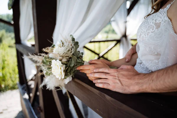 Buquê Noiva Segure Buquê Casamento Sua Mão Fitas Cetim Adornam — Fotografia de Stock