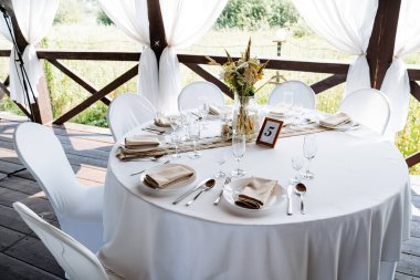 Açık havada açık büfe masası, düğünde bir ziyafet.