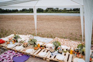 Açık havada açık büfe masası, düğünde bir ziyafet.