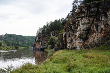 Kaya kütlesi, nehir kayalık dağların eteklerinde akar, beyaz taş kayalar, Rusya 'nın doğası, Güney Urallar, Yuryuzan nehri, seyahat fikri.