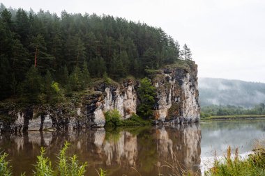 Kaya kütlesi, nehir kayalık dağların eteklerinde akar, beyaz taş kayalar, Rusya 'nın doğası, Güney Urallar, Yuryuzan nehri, seyahat fikri.