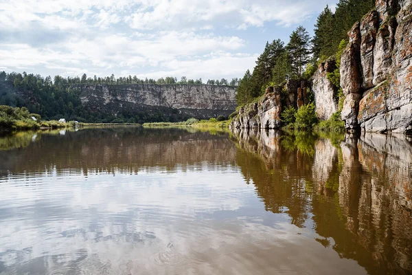 Rock Mass River Flows Foot Rocky Mountains White Stone Rocks — Stock Photo, Image