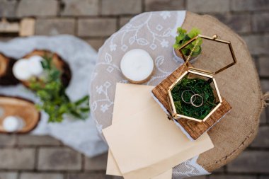 Alyanslar, alyanslar ve buketler tek bir kompozisyonda, yüzük kutusu, düğün günü