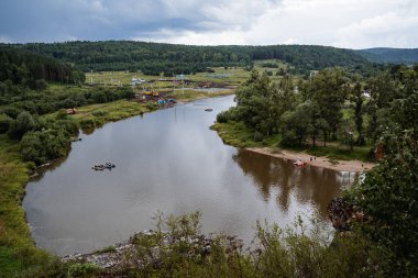 Orman yolu sabah güneşiyle aydınlanıyor, ılık yaz günü, güneş parlıyor, manzara...