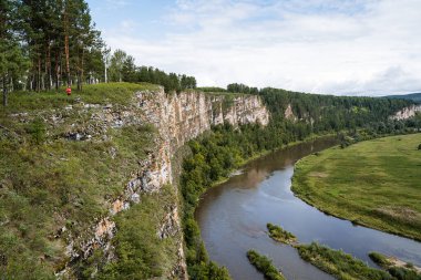 Nehirdeki kayalar, yaz manzarası, Rusya 'nın doğası, Güney Urallar, Tayga boyunca seyahat, Bashkortostan.