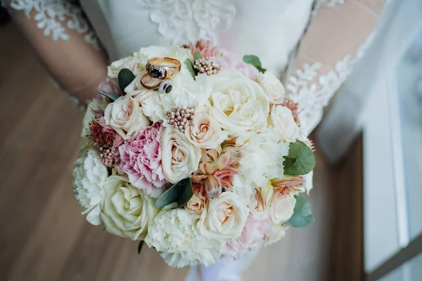 Bouquet nuziale della sposa nelle mani delle donne. fiori di nozze. Bouquet da sposa di fiori freschi, concetto di matrimonio — Foto Stock