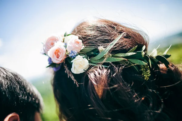 Цветочный венок в волосах, украшение на голове невесты из свежих цветов, день свадьбы, образ невесты — стоковое фото