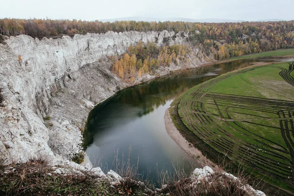 Біла скеля на річці. Осінній пейзаж на південному Уралі. Акташ на річці Зілім. Природа Росії. — стокове фото