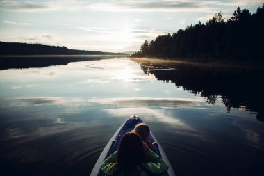 Sudaki ağaçların yansıması, yansımalı dağ gölü, yansımalı ayna manzarası, su deposu dağları seyahat