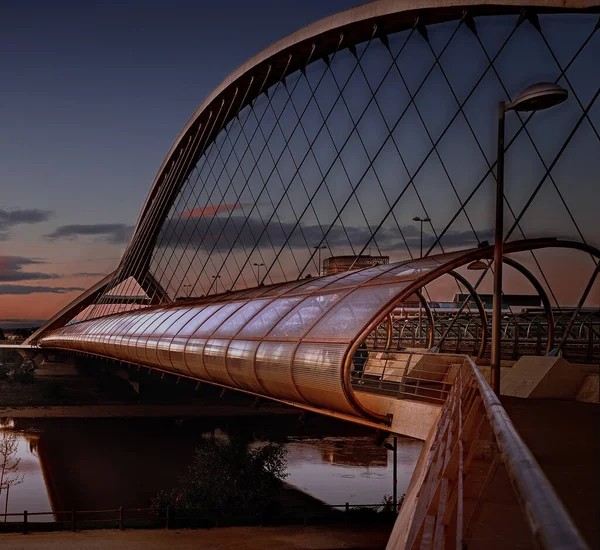 Zaragoza Rio Ebro Refleksjoner Perspektiv Broarkitektur Puente Milenio – stockfoto