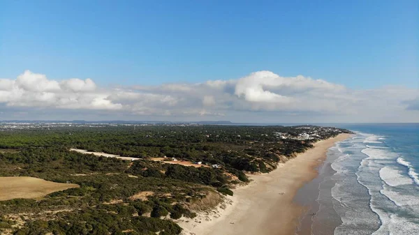 Sunny Beach, geniş açılı dalgaların görüntüsü güzel kumsalda hafifçe sıçrıyor, güneşli bir gün.