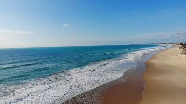 Вид Сверху Уэйвз Врывающийся Песчаный Пляж Лицензионные Стоковые Изображения