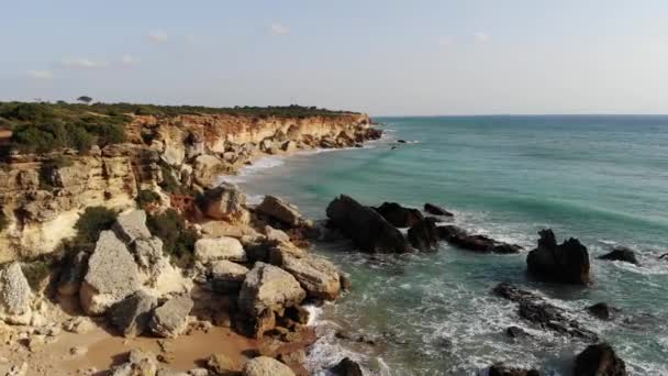 Tömma Havet Kusten Med Sandstrand Vid Tidig Solnedgång Varmt Solljus — Stockvideo