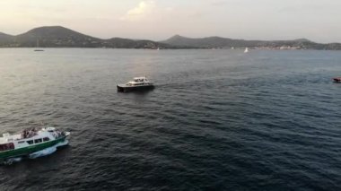 Saint Tropez, Fransa: Akdeniz üzerinde uçan Sttropez Tekne Yatları. Hava manzaralı deniz feneri Sttropez Cotedazur