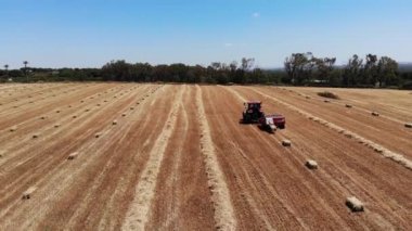Samanlıkları olan bir tarlanın havadan görüntüsü 