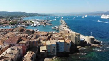 Saint Tropez, Fransa: Akdeniz üzerinde uçan Sttropez Tekne Yatları. Gökyüzü görüntüsü Sttropez Cotedazur