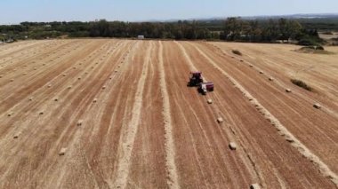 Samanlıkları olan bir tarlanın havadan görüntüsü 