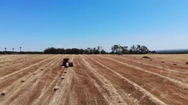 Samanlıkları olan bir tarlanın havadan görüntüsü 
